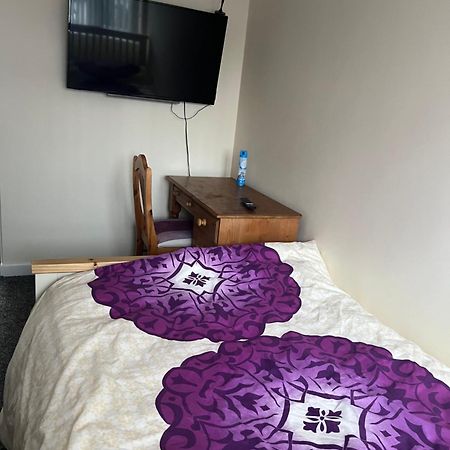 Self Contained Room, En-Suite With Separate Lockable Front Door, Located In An Exclusive Area Wednesbury Ngoại thất bức ảnh